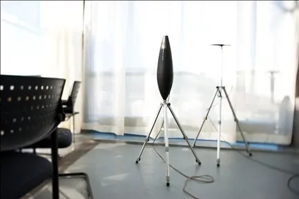 Acoustic tests with the new sound-absorbing curtain in a normal living room: measuring the reverberation time with a loudspeaker and microphone