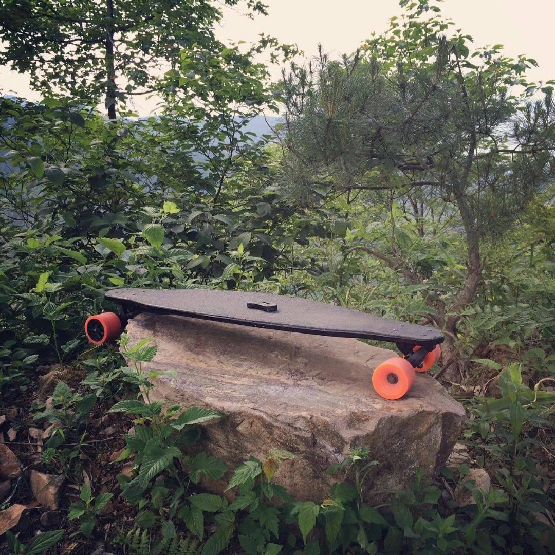 Stary features a composite deck made from fiber glass, bamboo and Canadian maple with a lithium polymer battery inside
