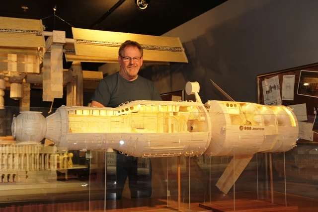 The 1/26 scale model station is comprised of 282,000 matchsticks and required 8 gal (30 L) of glue and roughly 1,950 hours to complete