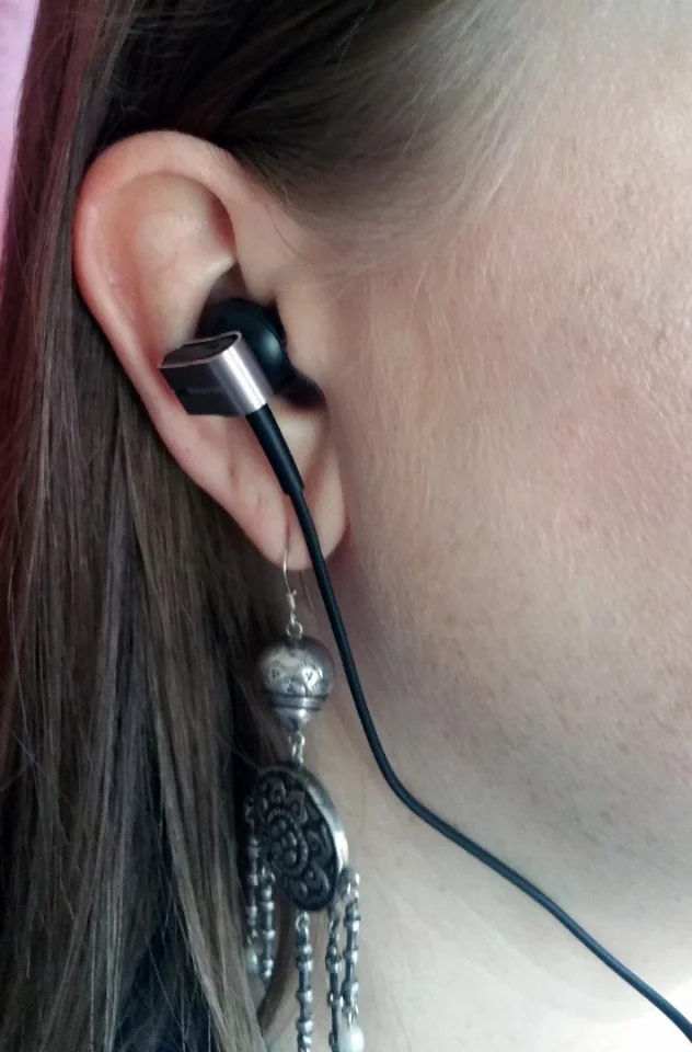 Although it may not appear so, the Phiaton PS 202 NC is well-balanced and rests comfortably in ears