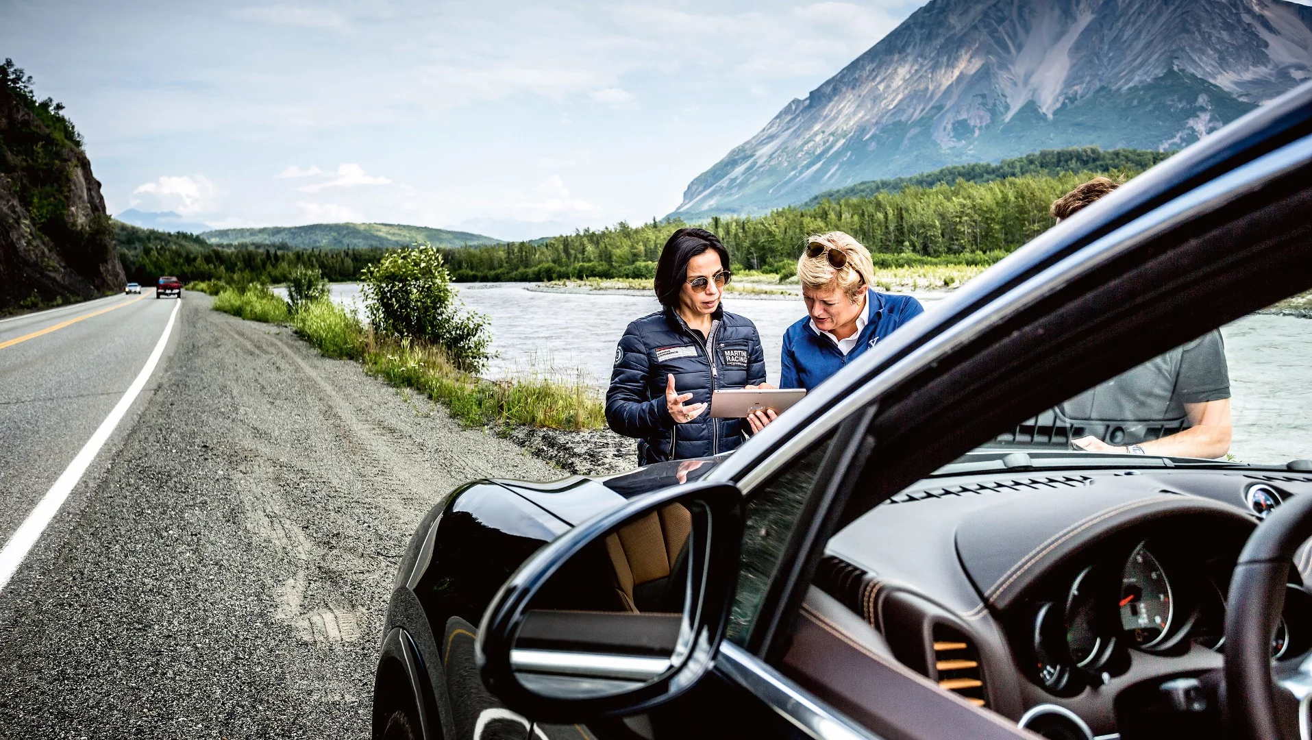 Porsche World Expedition 2018: Catja Wiedernmann, Director of the Porsche Driving Experience with Expedition leader Annette Loftus