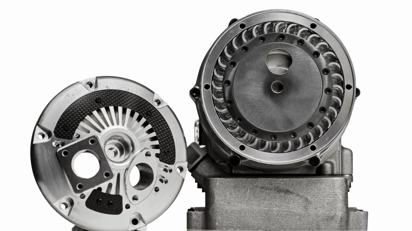 Super-compact internally rotating combustion engine packs a solid punch