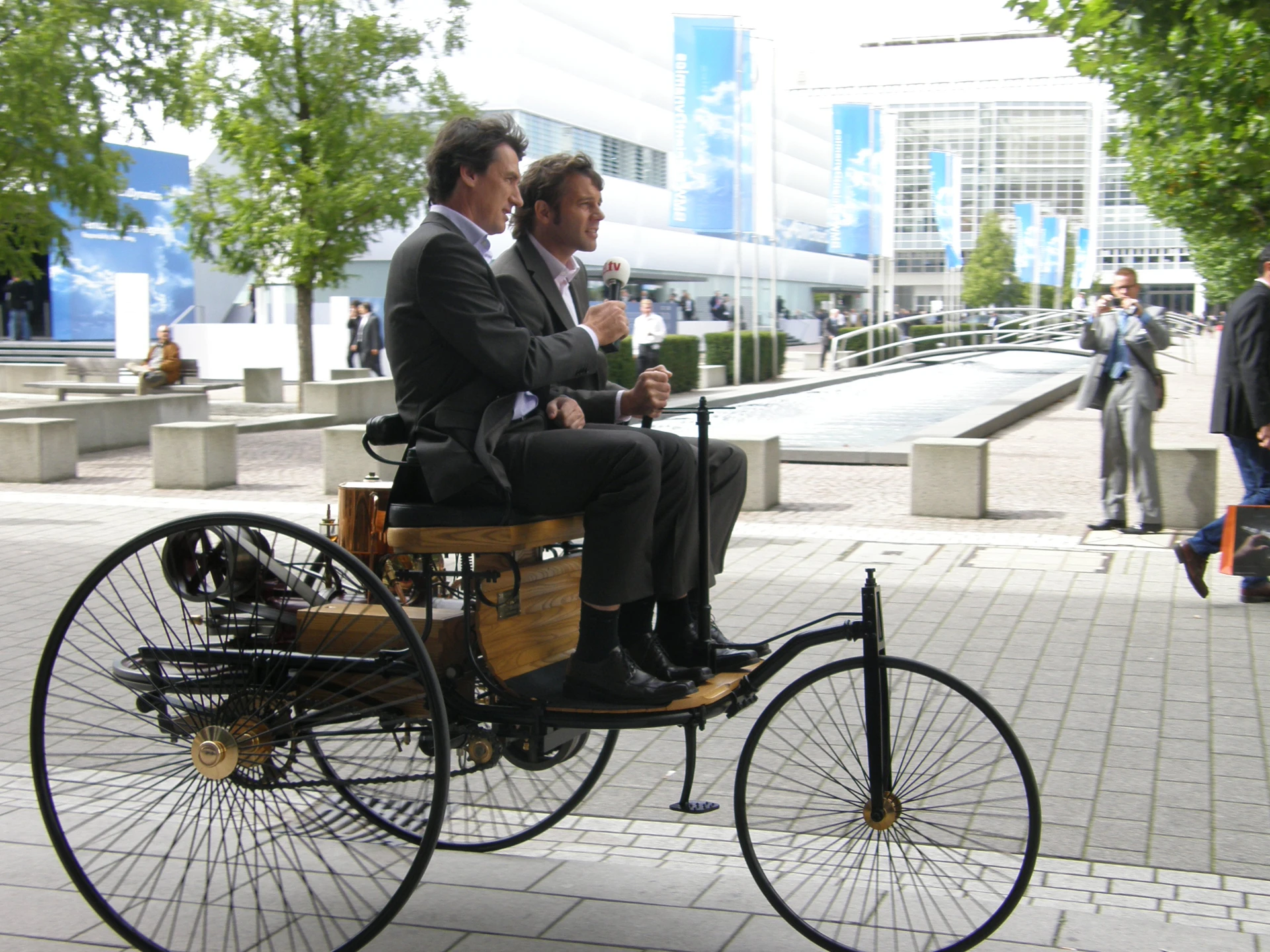 The original patent machine in action at the Frankfurt Motor Show