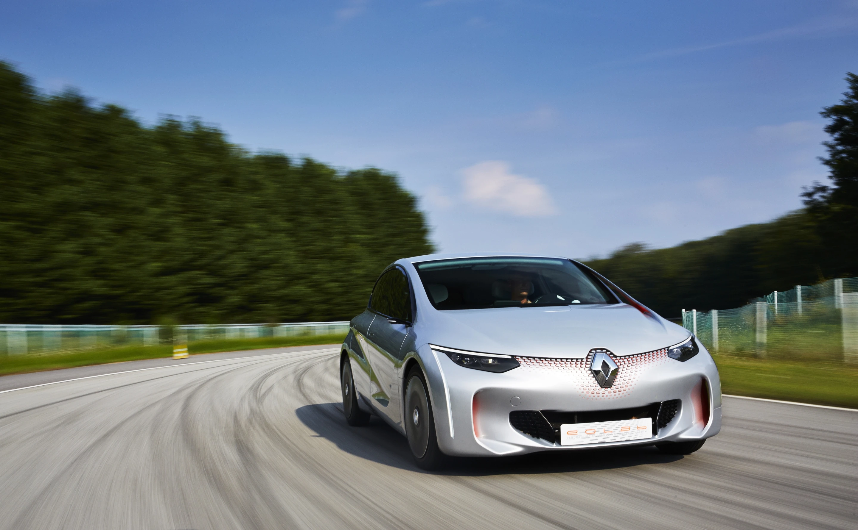 Renault 's EOLAB is a hybrid 1L/100km concept car