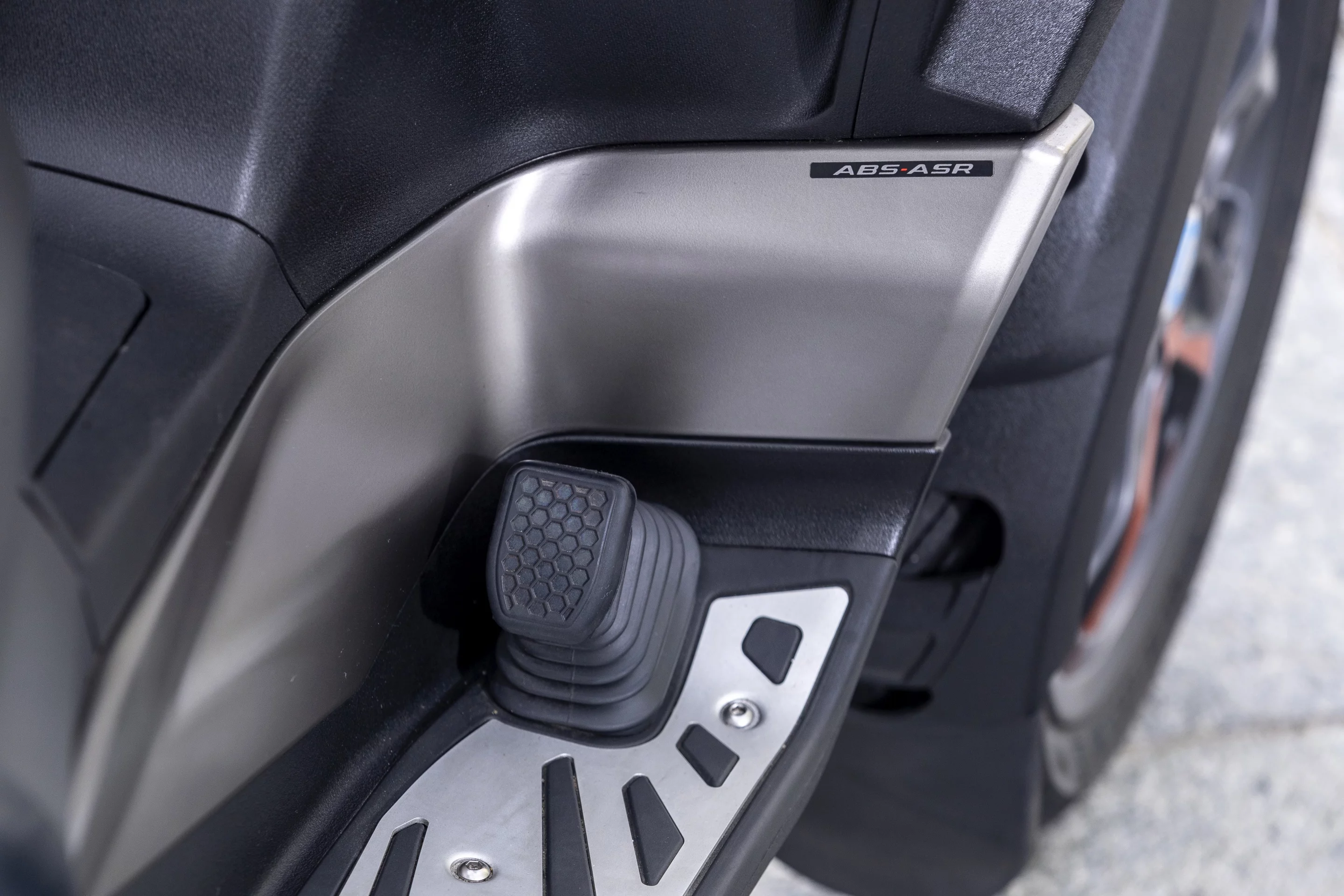 The addition of a foot brake lever, along with careful selection of the front axle track, allow the MP3 to be legally ridden by car drivers without the need for a motorcycle license in many EU countries