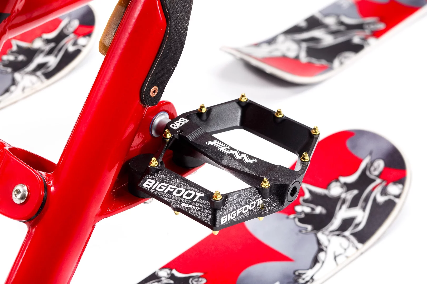 While the Hillstrike's pedals don't actually turn, elastomer inserts do let them move back and forth by a few degrees, allowing riders to shift their weight more effectively