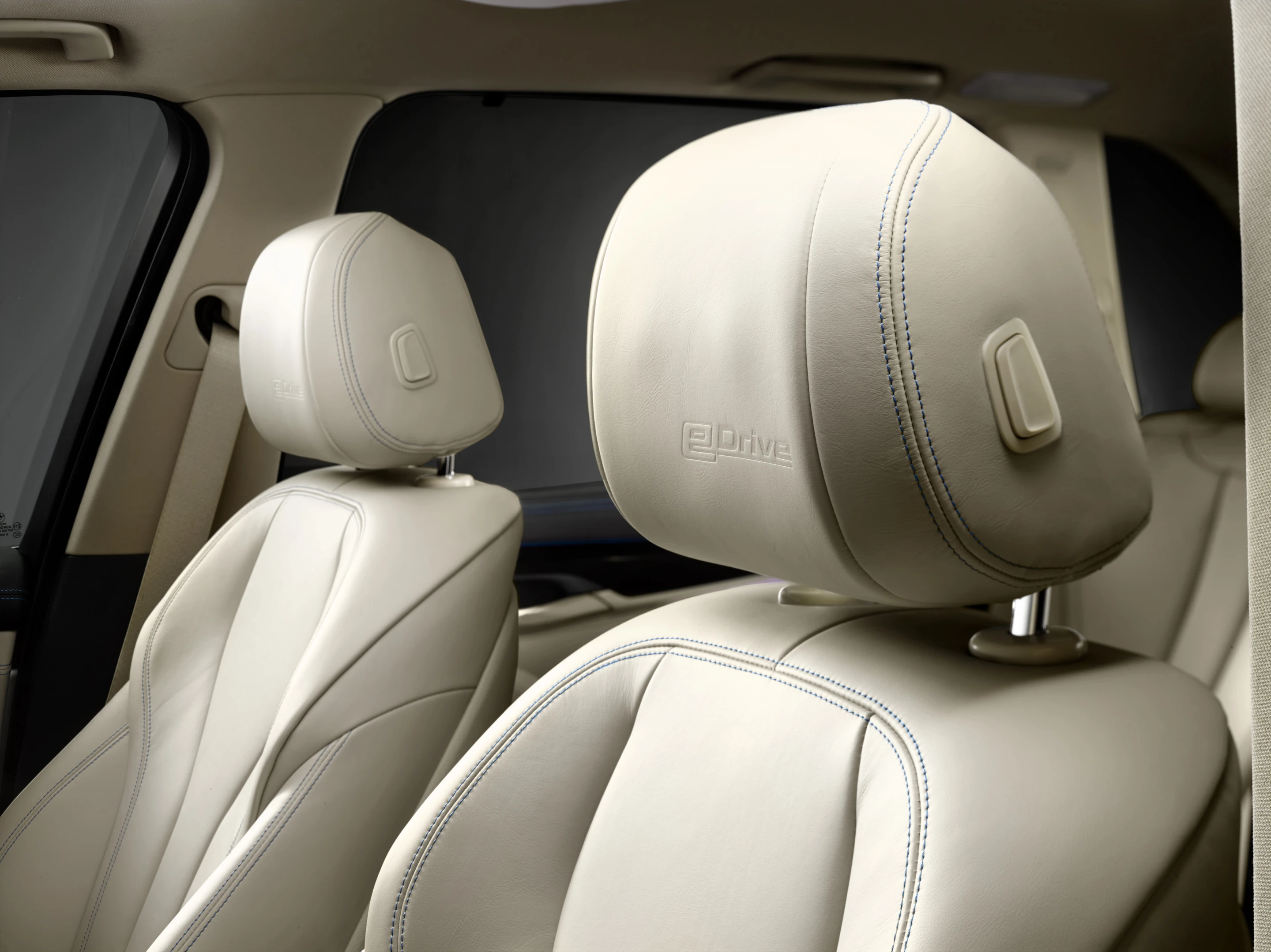 The Concept X5 eDrive has an Ivory White leather interior