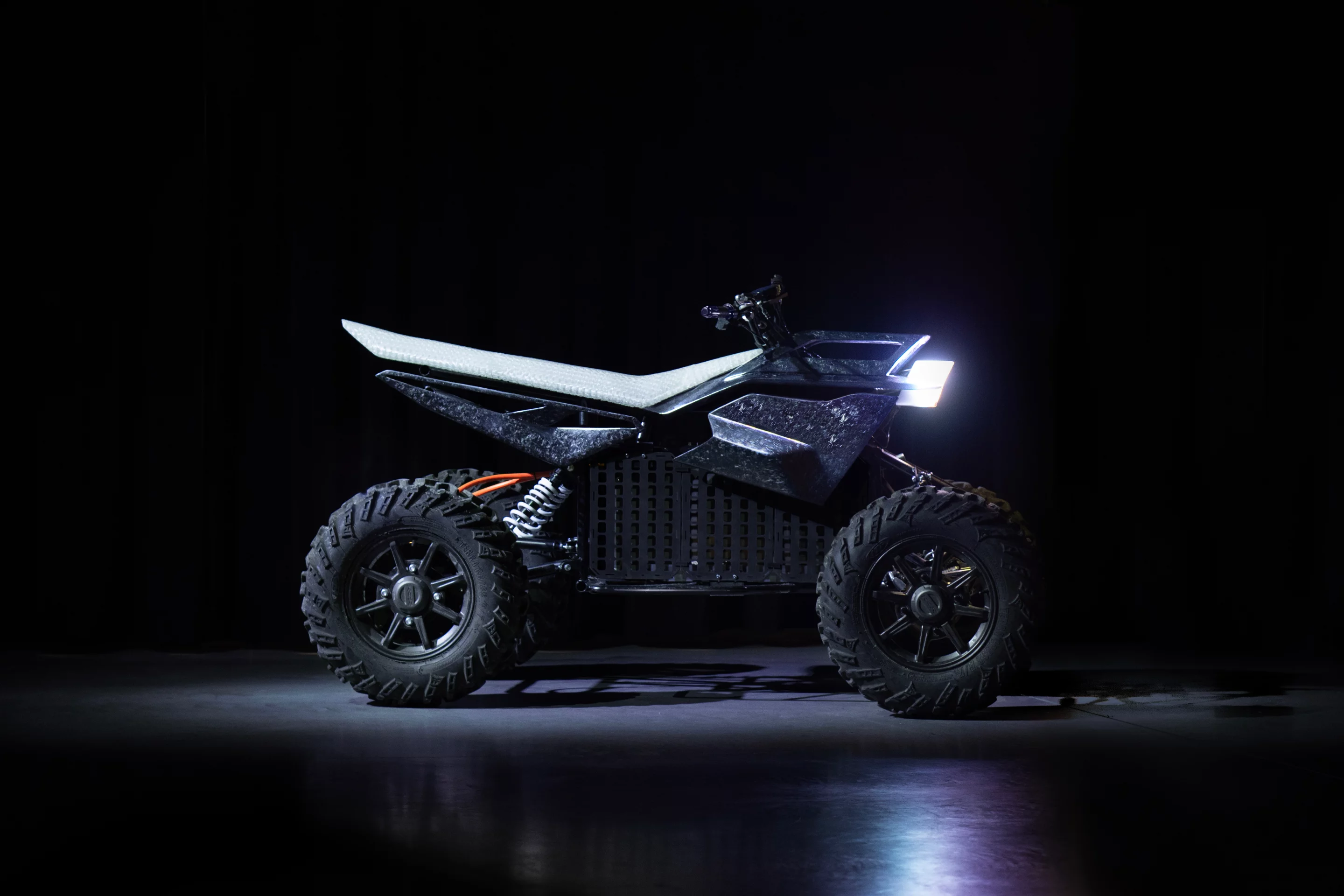 The Equad is said to tip the scales at 1,312 lb (595 kg), and measures 84.2 inches long by 49.6 in wide by 51.5 in tall (2,139 by 1,260 by 1,308 mm)