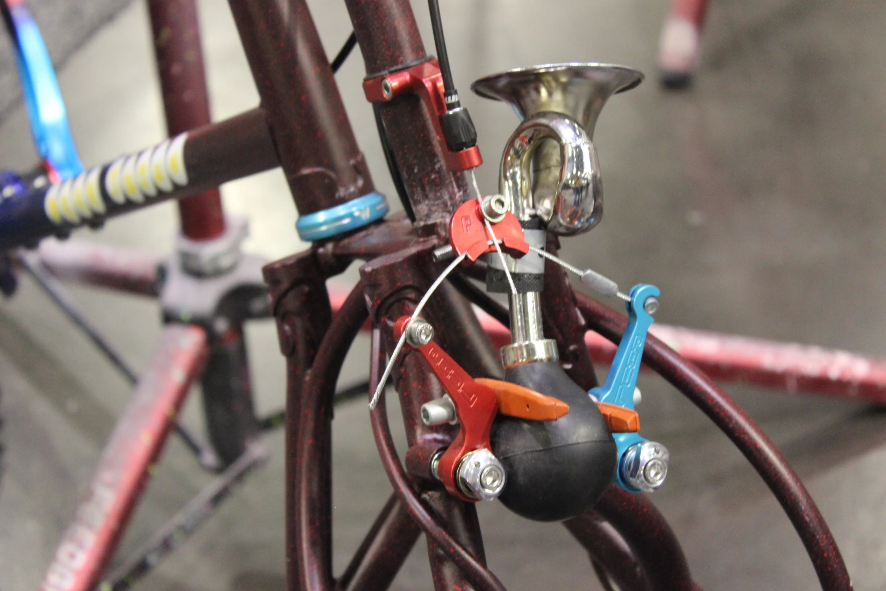 Although the Pubesmobile does have functional disc brakes, it also has cantilevers – the front one of these squeezes a horn when its dual-action lever is pulled