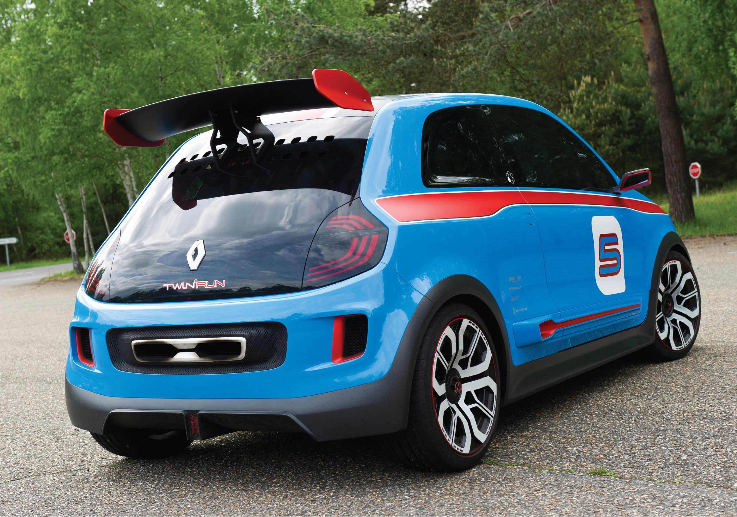 Twin'Run's front air blade, roof, rear vent and wheel arches incorporate carbon fiber to reduce weight