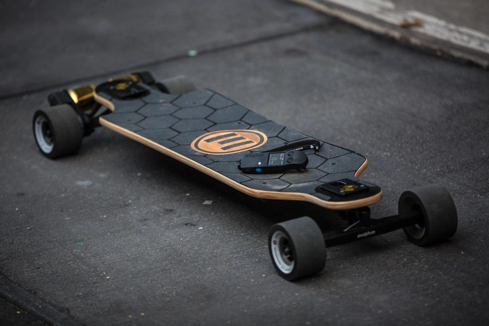 The 97mm stone ground wheels on the Bamboo GTX have been designed to deliver a smoother, more stable ride than the wheels offered on previous Evolve boards