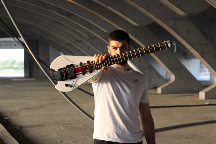 The Freccia guitar breaks down into three components for travel, which when assembled offers players a full-scale, 21-fret electric guitar for noodling on the road
