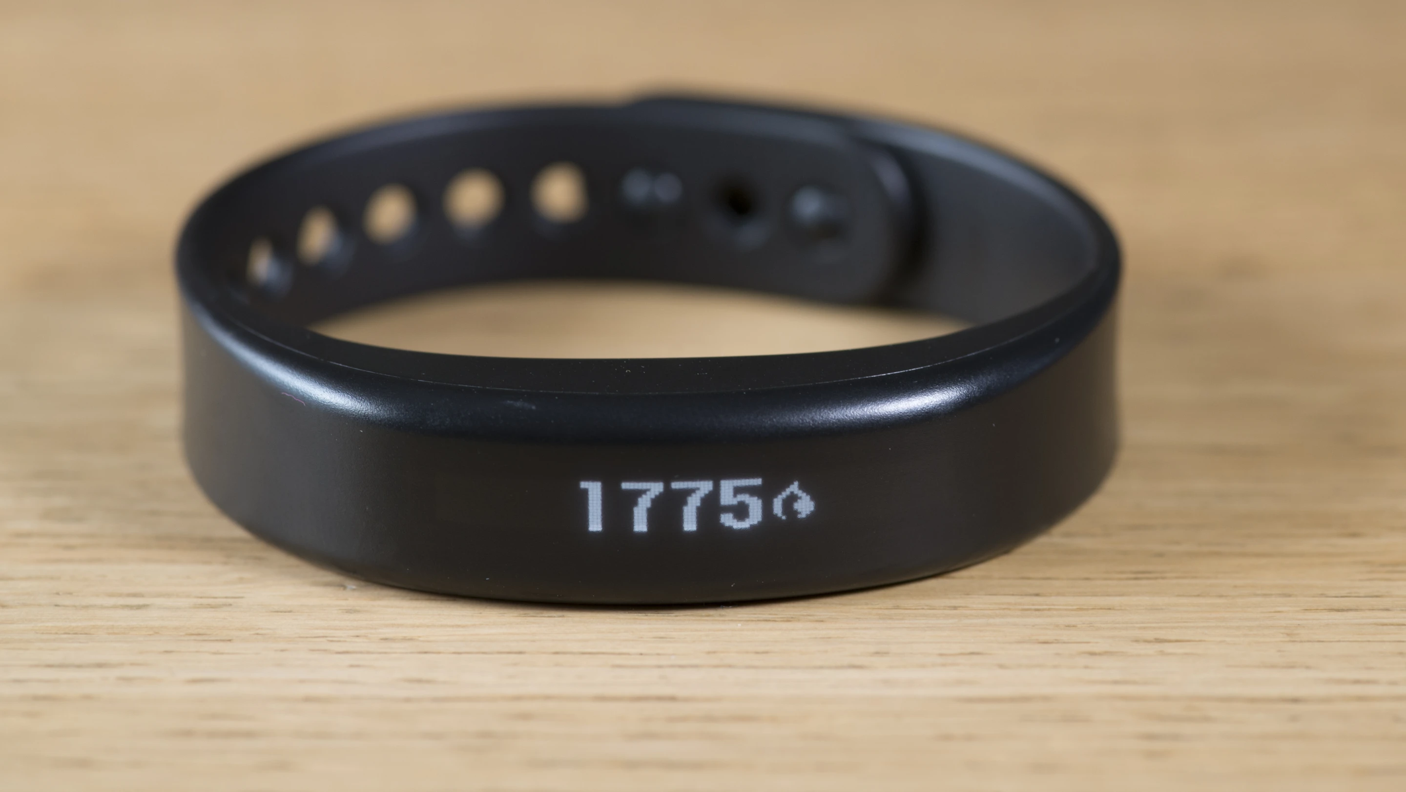 The Garmin Vivosmart can show calories burned (Photo: Simon Crisp/Gizmag.com)