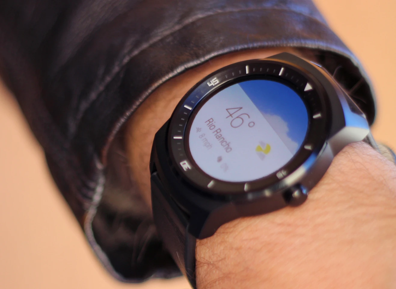 The G Watch R's round display and diver watch bezel (Photo: Will Shanklin/Gizmag.com)