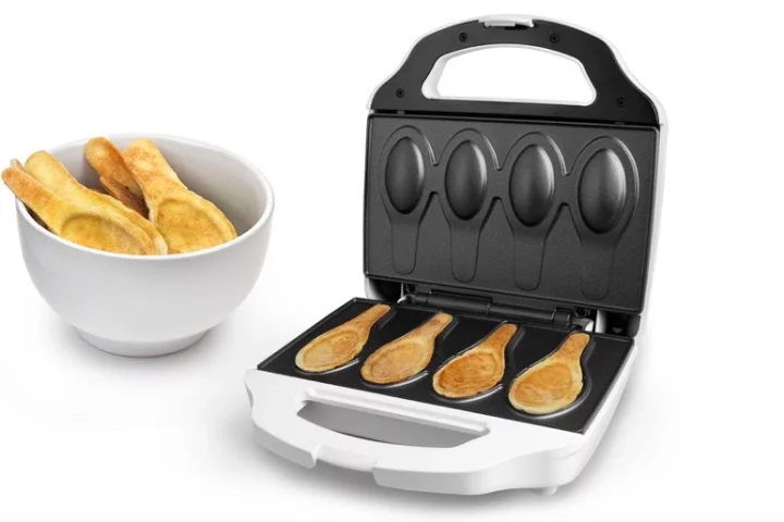 The Edible Spoon Maker bakes four spoons at once