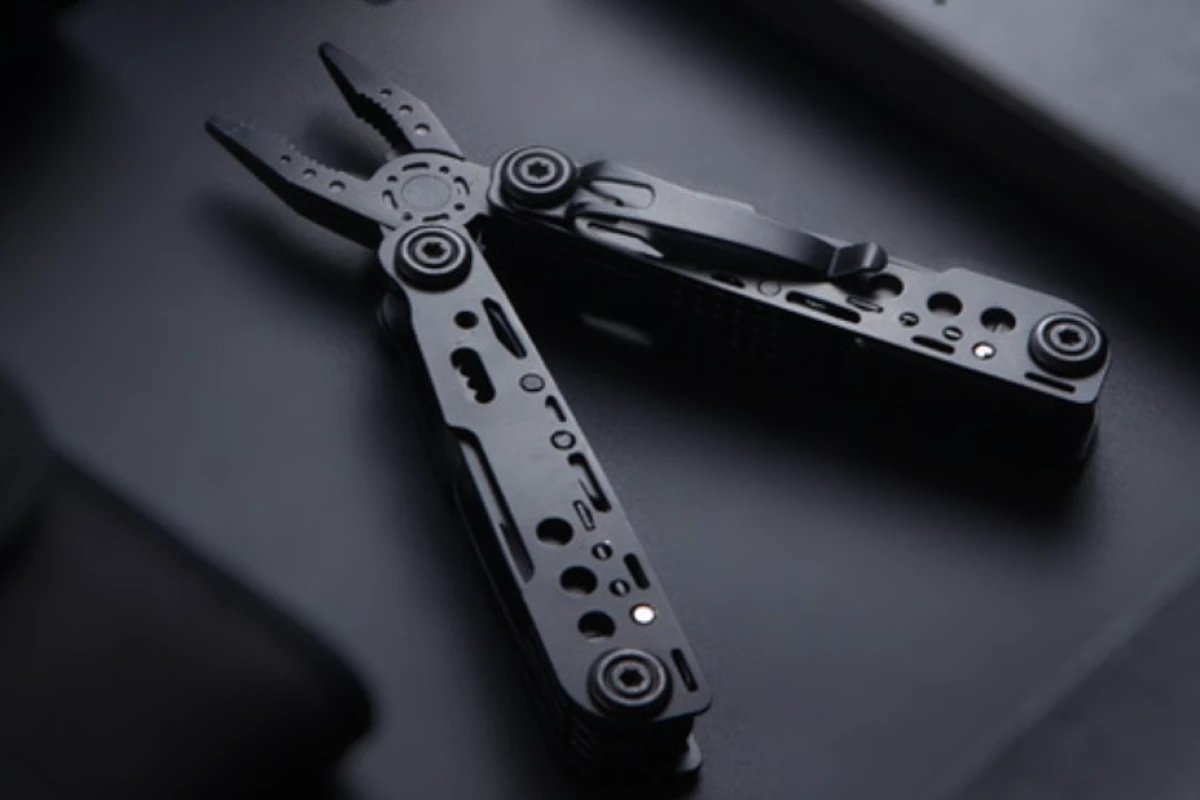 The Kakmom multitool is made form stainless steel