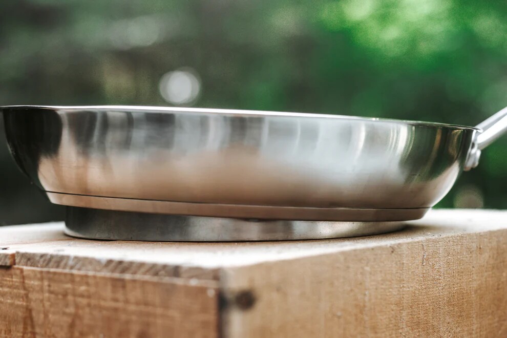 Tilted frying pan creates multiple cooking zones via basic geometry