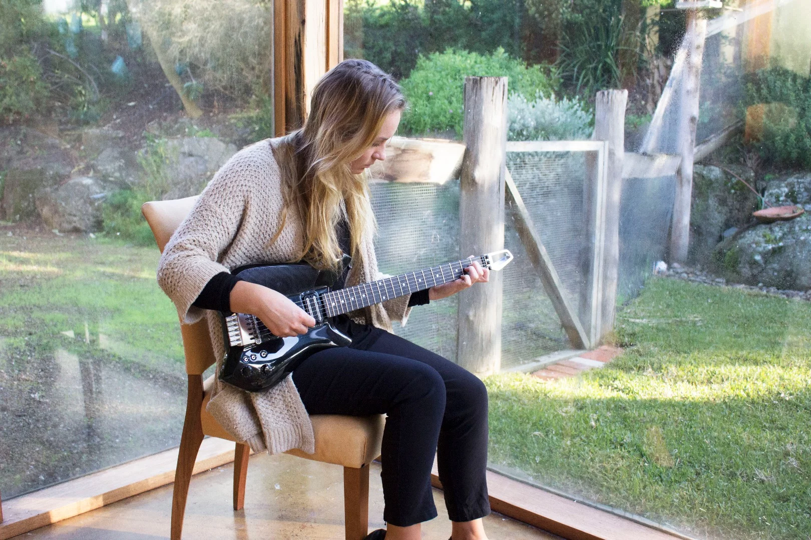 The guitar includes an 11.1 V/3,200 mAh Li-ion battery pack, which is claimed to offer players a good 12 hours of stand-alone noodling on a single charge at medium volume