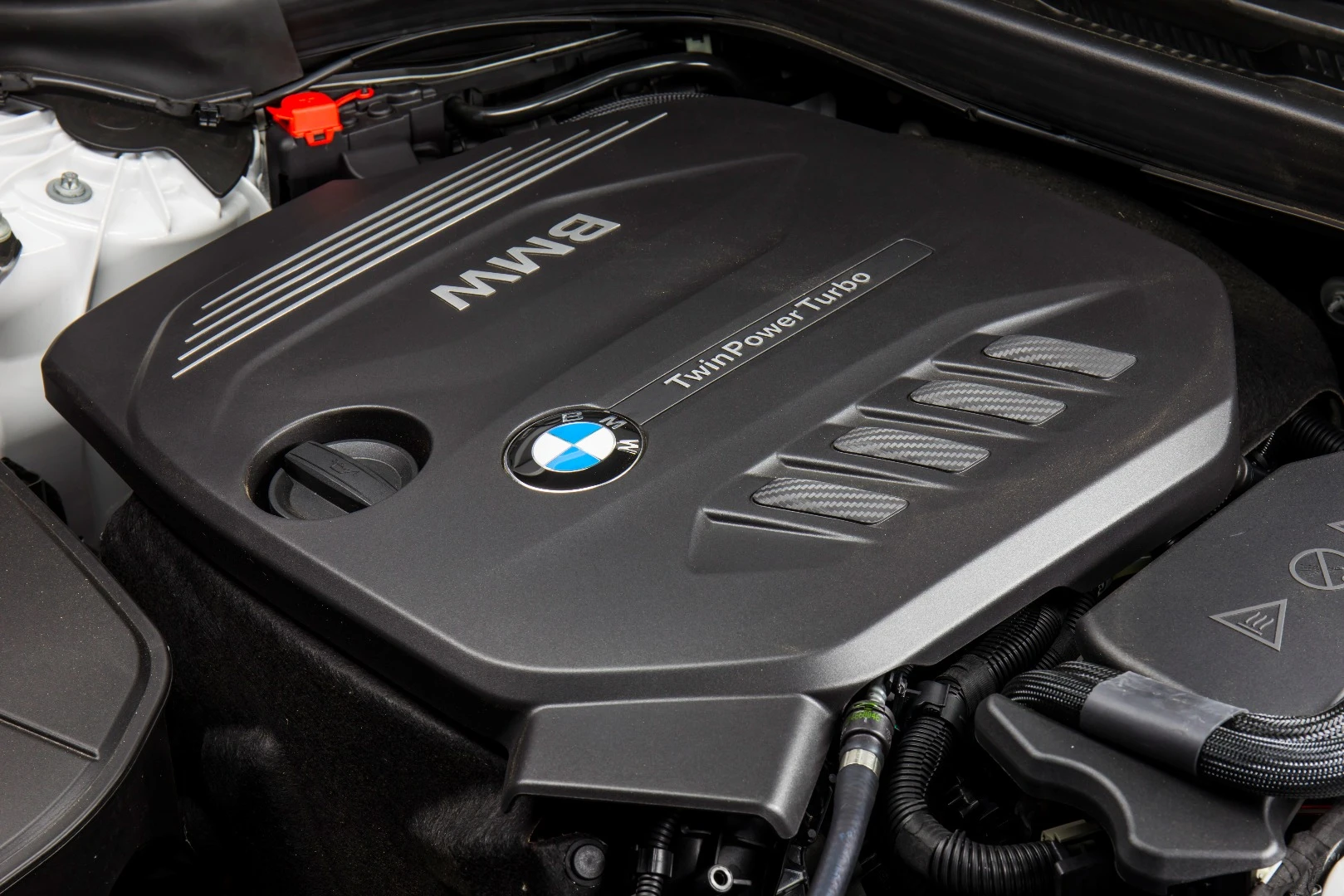 The BMW 520d is powered by a 4-cylinder diesel producing 140 kW/400 Nm