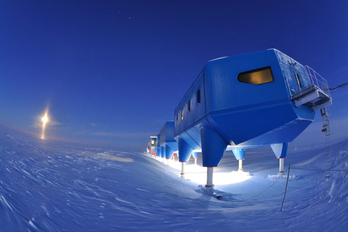 The Halley VI will be towed 23 km (14.3 miles) by specialist bulldozers