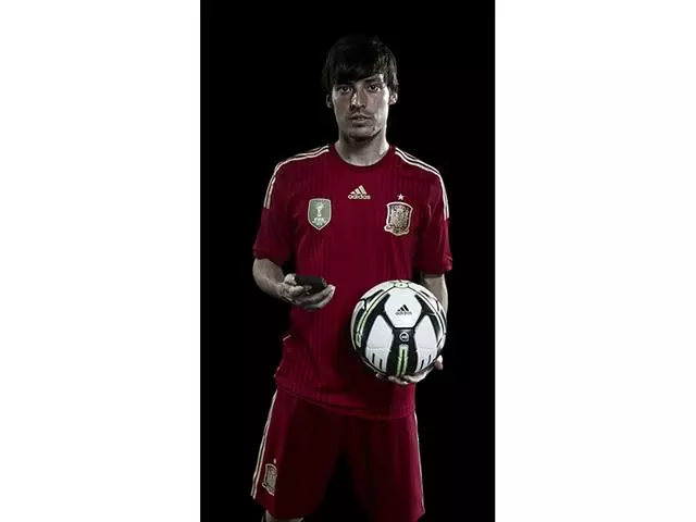 The app also includes challenges where users can try to bend their free kick around a virtual wall or perfect the "knuckle ball", where the ball is struck dead in its center to create an unpredictable flight path