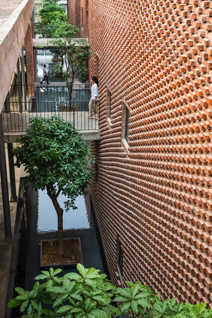 The Viettel Academy Educational Centre has walkways connecting its 12 blocks