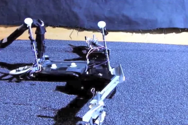 FlipperBot makes its way through a bed of poppy seeds (Video still: Institute of Physics)
