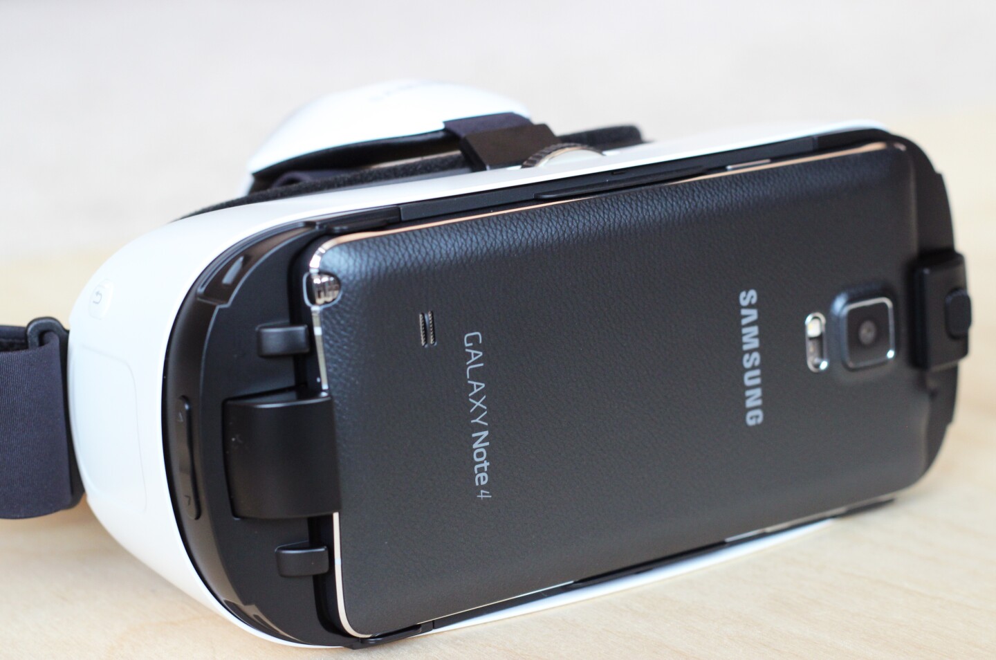 The Note 4 limits how long you can "stay inside," but at least it's wireless (Photo: Will Shanklin/Gizmag.com)