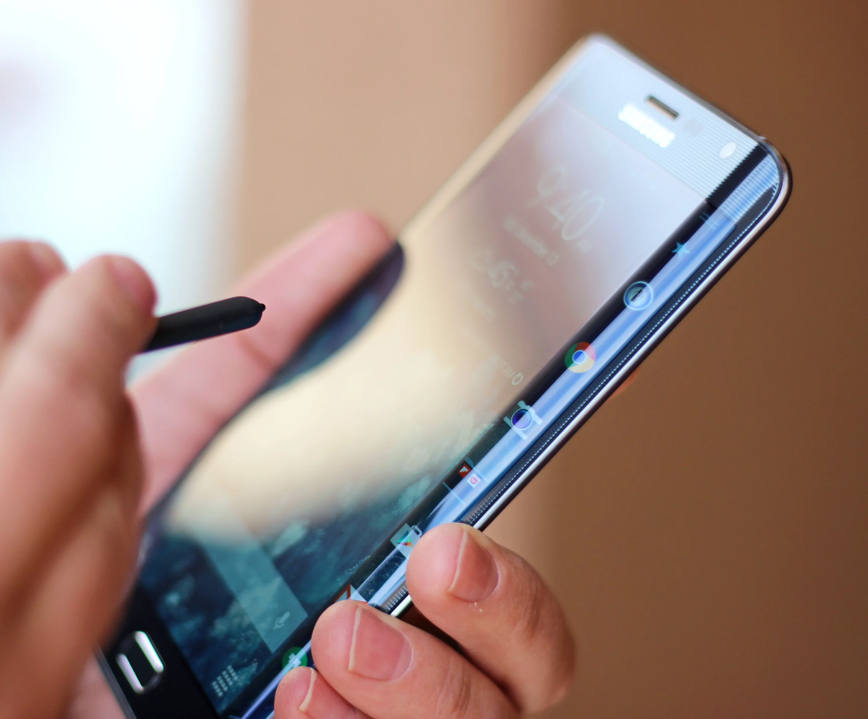 Like the Note 4, the Note Edge includes Samsung's upgraded S Pen (Photo: Will Shanklin/Gizmag.com)