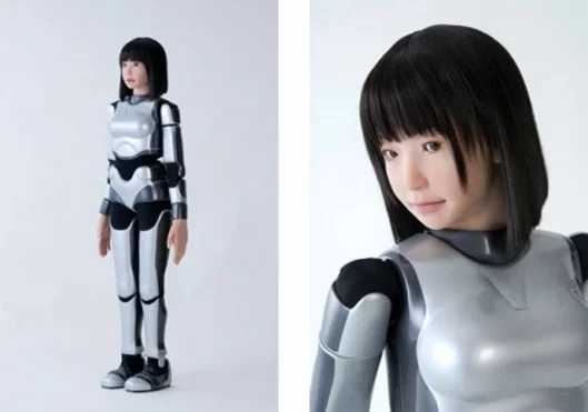http://www.pinktentacle.com/2009/03/video-hrp-4c-fashion-model-robot/