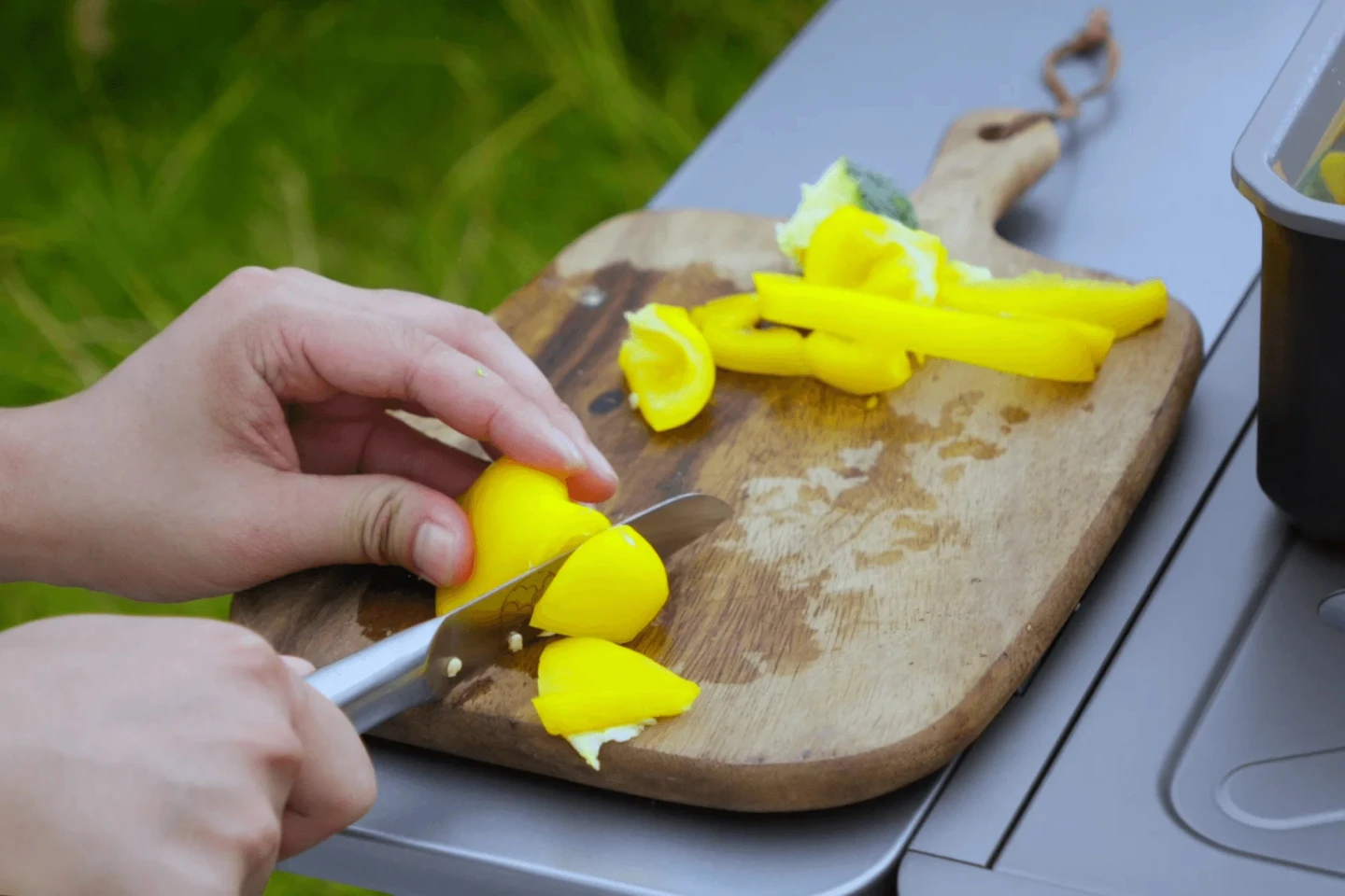 Hecheer incorporates flat working surfaces