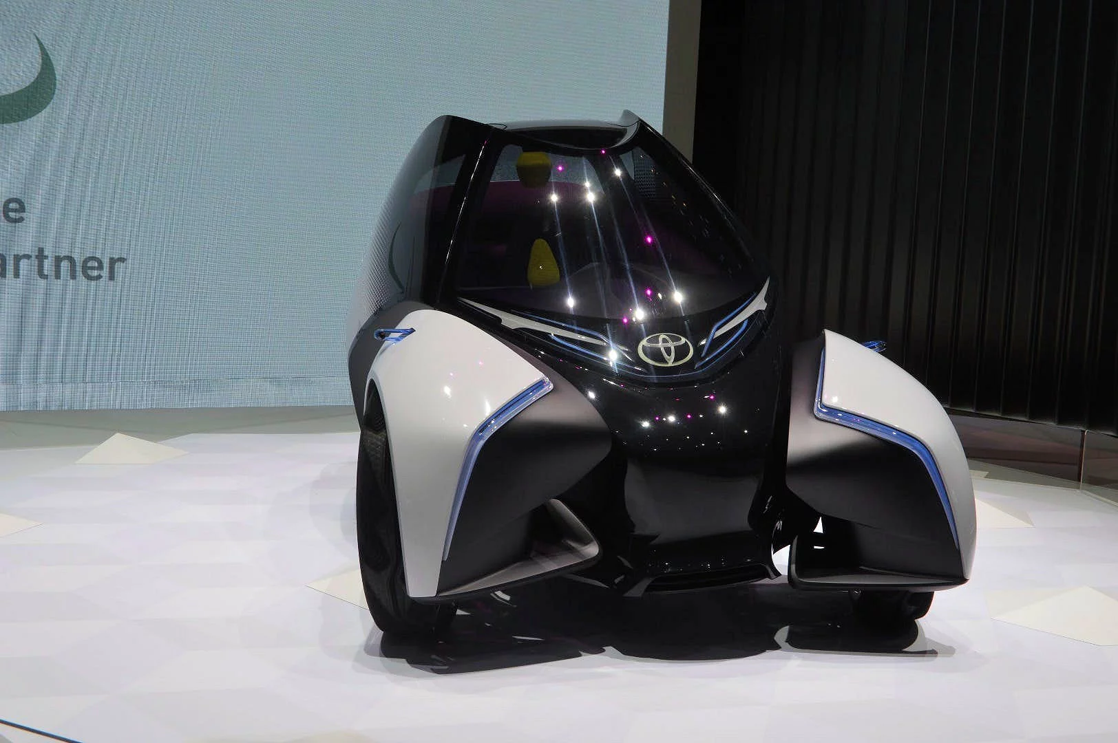 The i-Tril Concept is 1.2 m (3.9 ft) wide at the front, with a 0.6 m (2 ft) rear track width