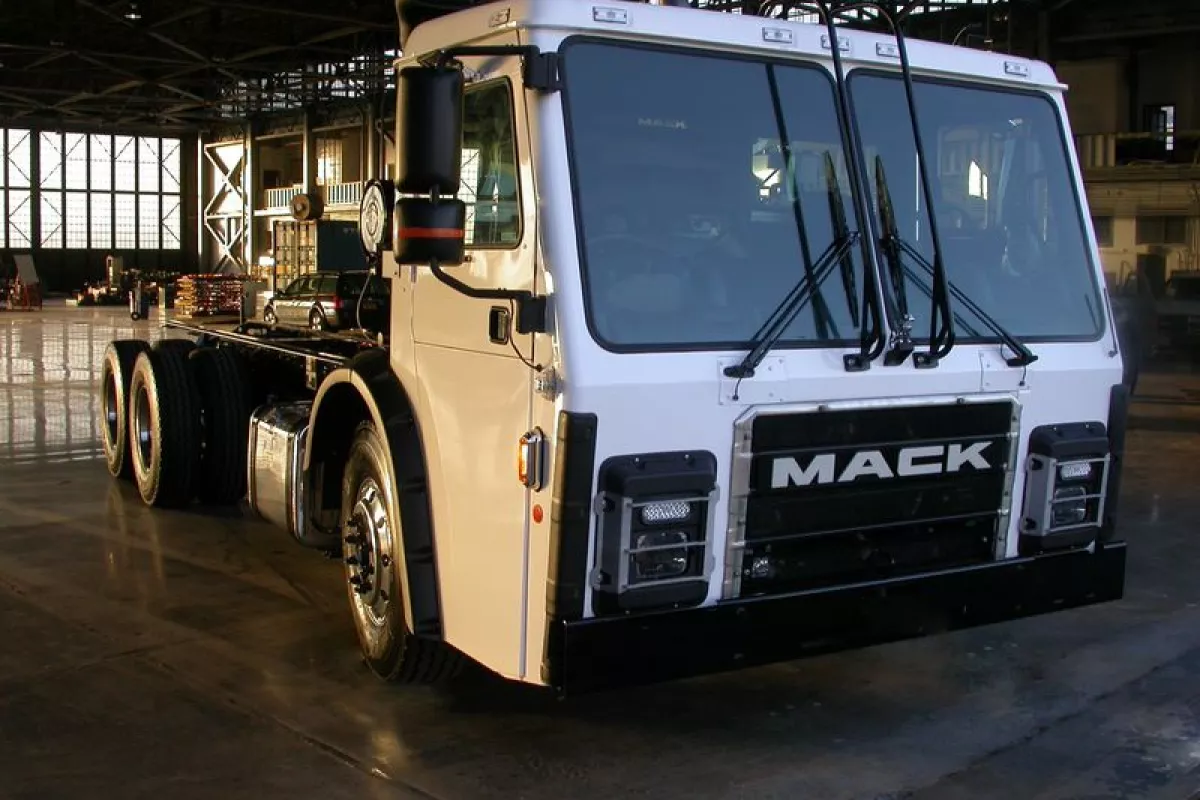 The truck is a Mack LR model refuse collection truck (aka “garbage truck”) chassis that’s been retrofitted with Wrightspeed’s Route 1000 turbine and electric powertrain
