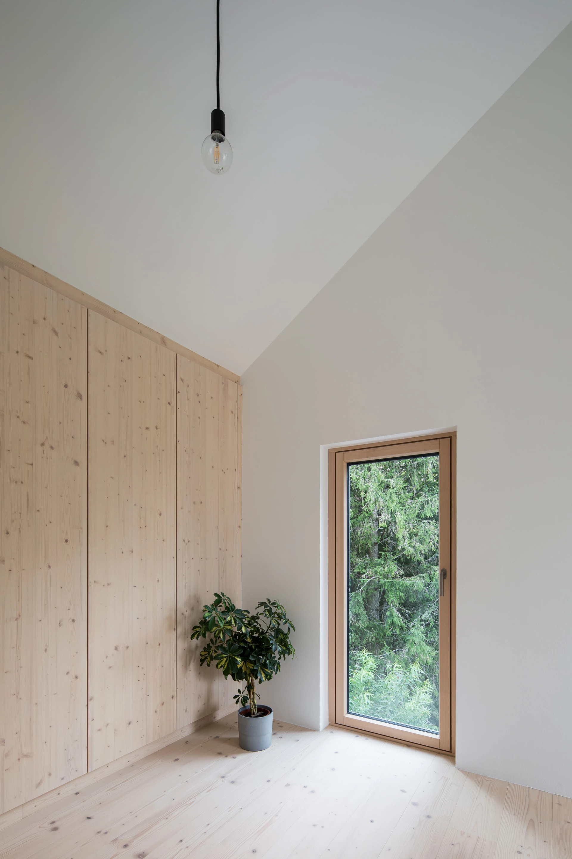 The newly completed Mountain House covers 180 square meters (2,000 sq ft)