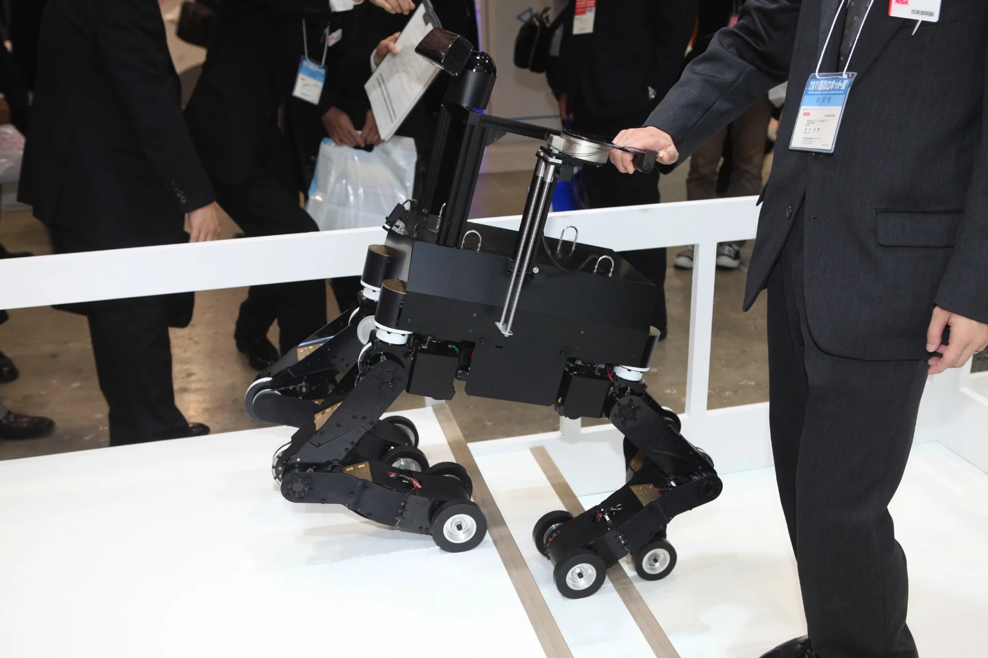 The NSK robot guide dog climbs stairs (Photo: gizmag.com)