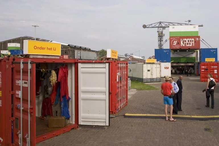 O+A stacked the shipping containers in order to create a courtyard which served as both restaurant area, and theatrical stage (Photo: O+A)
