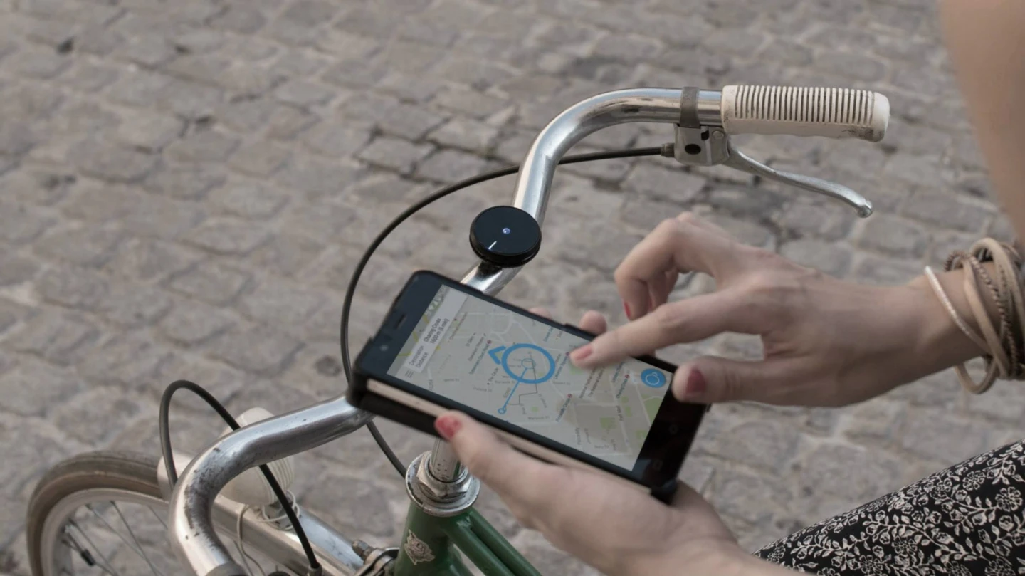 Users enter their destination in the Haize smartphone app and a circular LED display comes to life with a pair of dots guiding the way