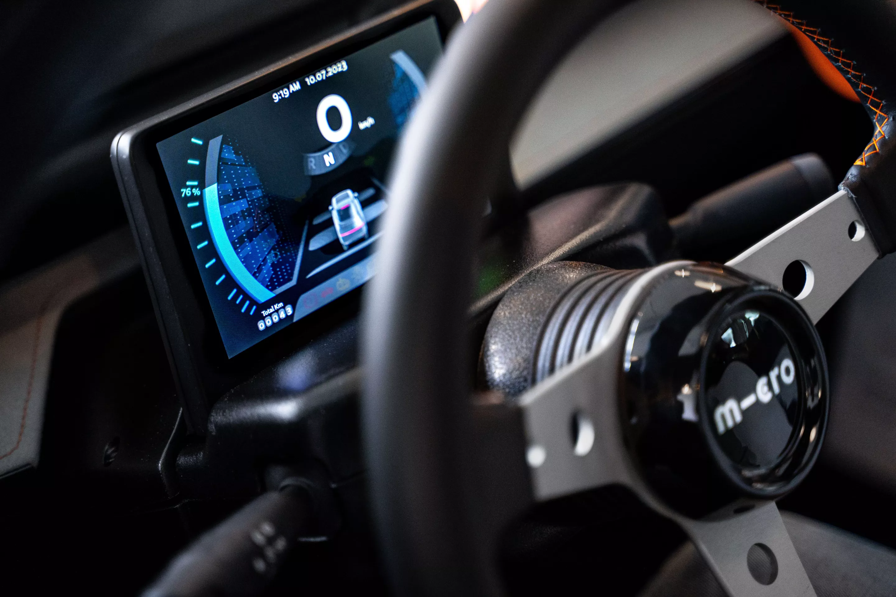 The display in front of the steering wheel serves as a digital instrument cluster