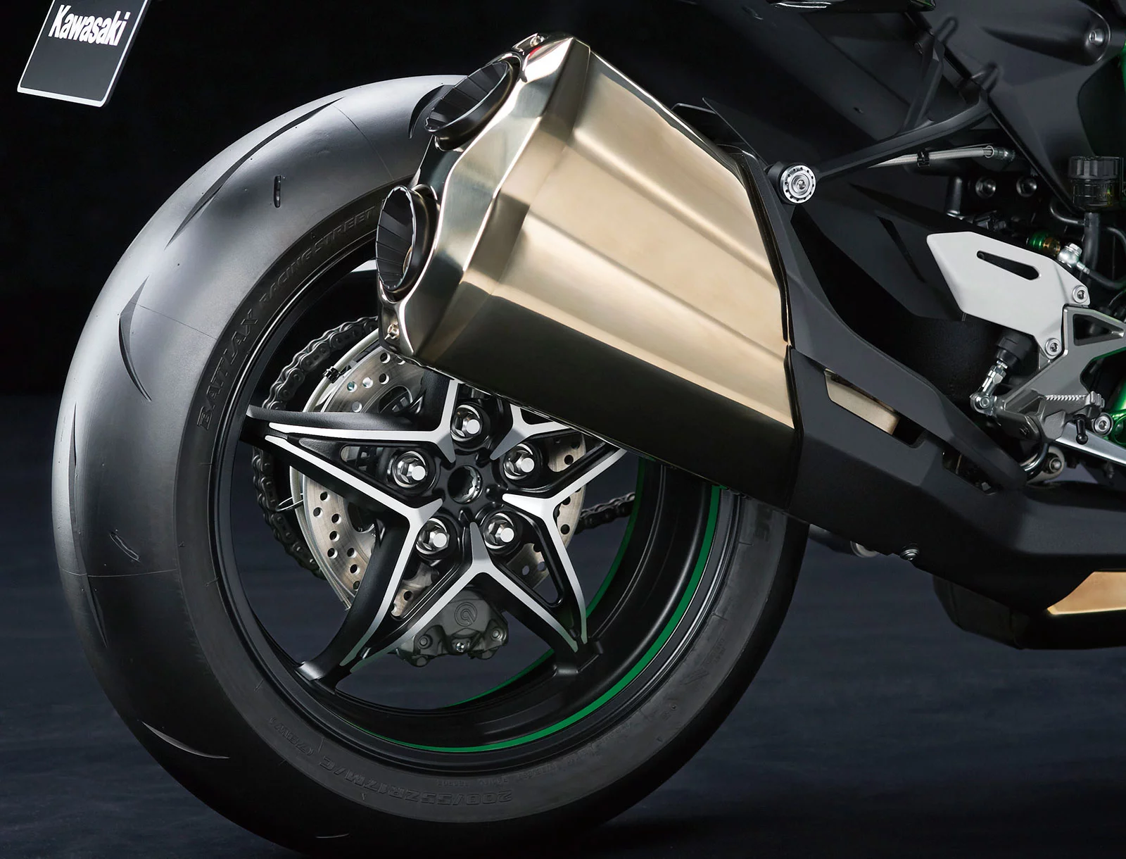 The star-pattern 5-spoke wheel design was selected based on analysis and testing to determine the optimum rigidity balance for high speed performance. The analysis technology used in their development comes from World Superbike. Knurling on the inside of the rear wheel rim helps prevent the tire from slipping on the wheel due to the massive torque generated by the engine. The Ninja H2 is equipped with a massive 200 mm rear tire.