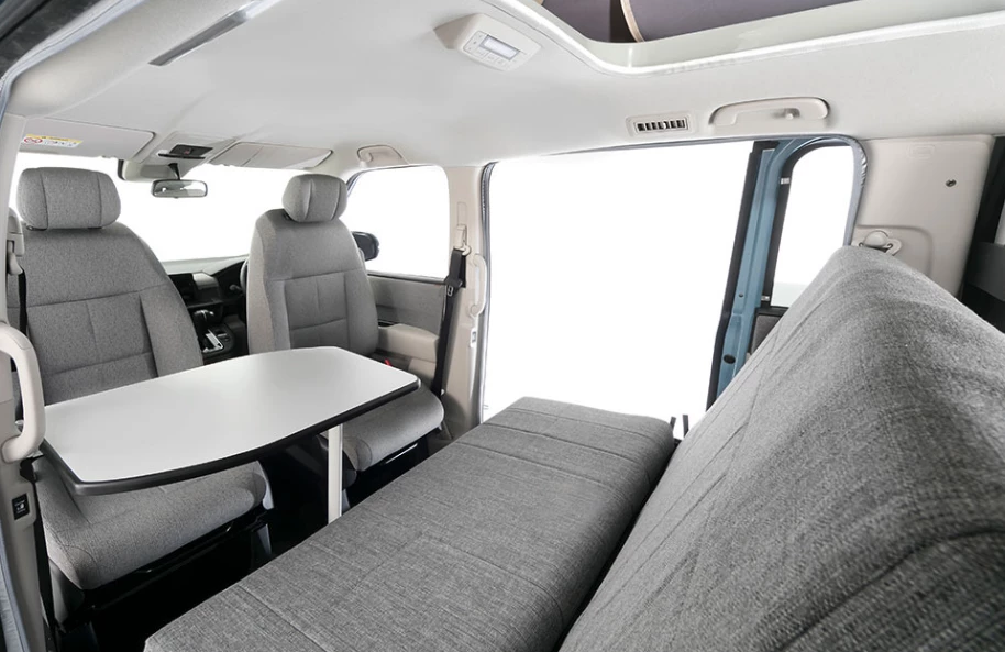 Swivel seats and dining lounge
