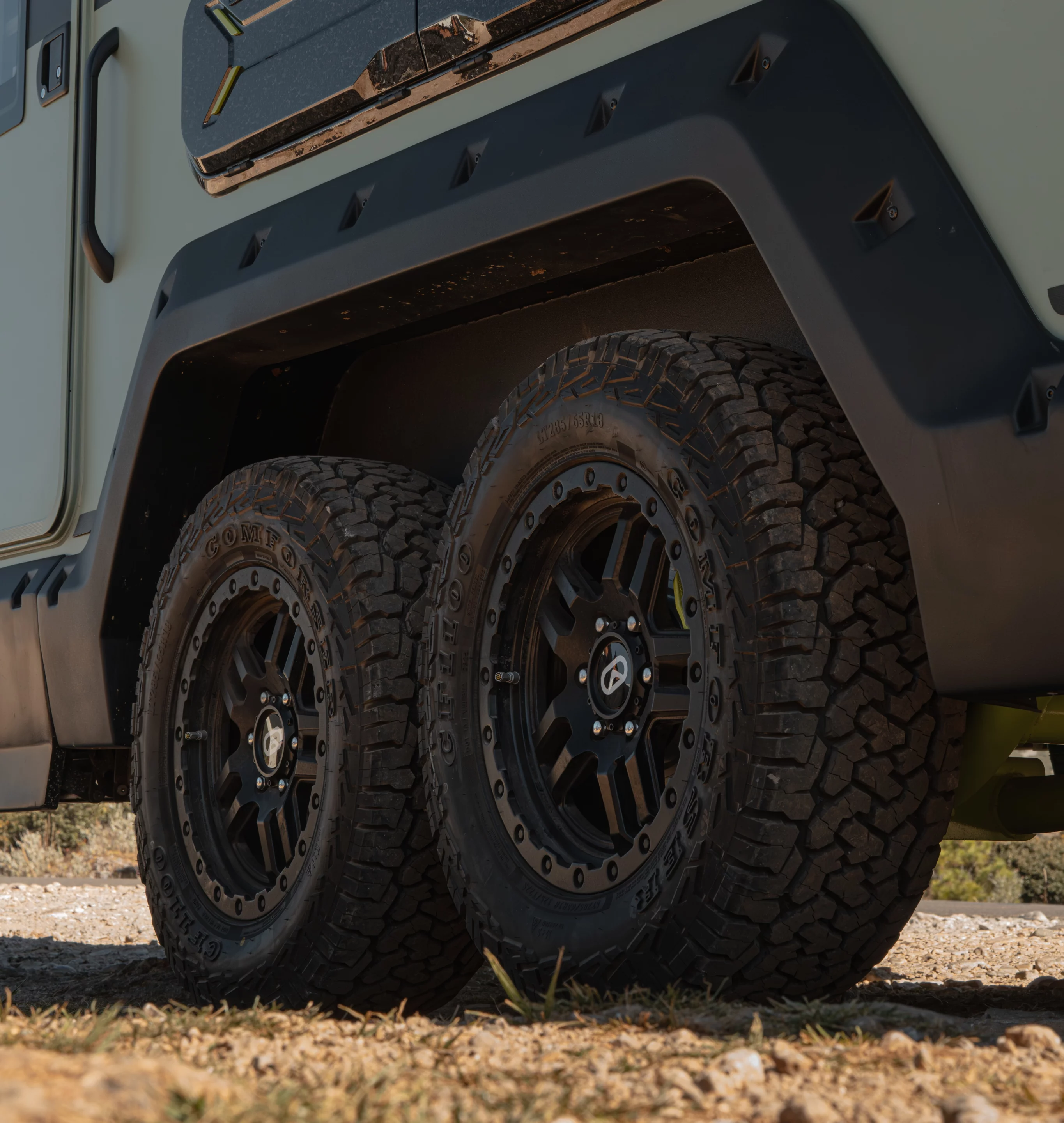 The Evotrex PG5 has a lot going on at the wheels: a dual axle, an adjustable air suspension and a single-motor drive system