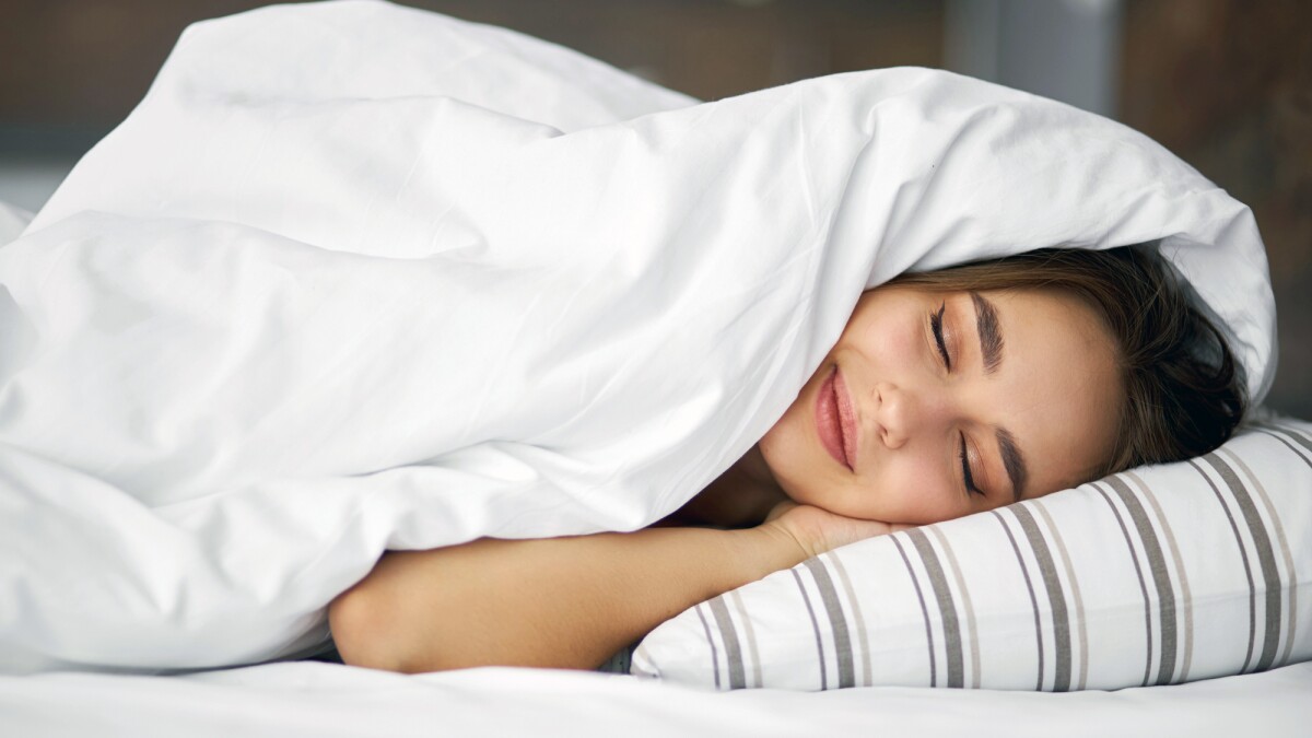 Screens, snacks and workouts before bed barely affect teen sleep