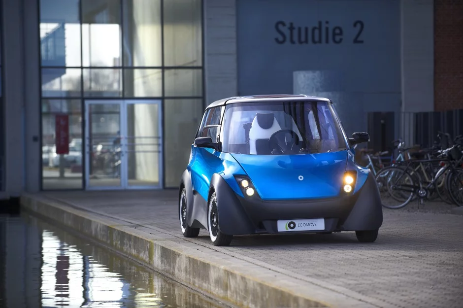 The system converts bio-methanol into DC current to charge a vehicle's onboard batteries, with waste heat directed to the cabin heating/cooling system