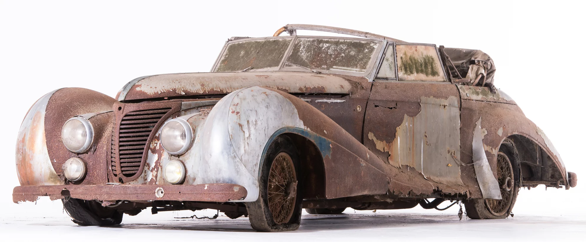 The Talbot Lago T26 Saoutchik (US$792,344 - EUR€625,000 plus costs) formerly thought to be owned by King Farouk, but with provenance now discovered by Artcurial to be the former car of Salah Orabi and Princess Nevine Abbas Halim of Egypt.