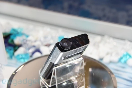 The DDV-JF1's built-in pico projector features Q720p resolution (640x360)