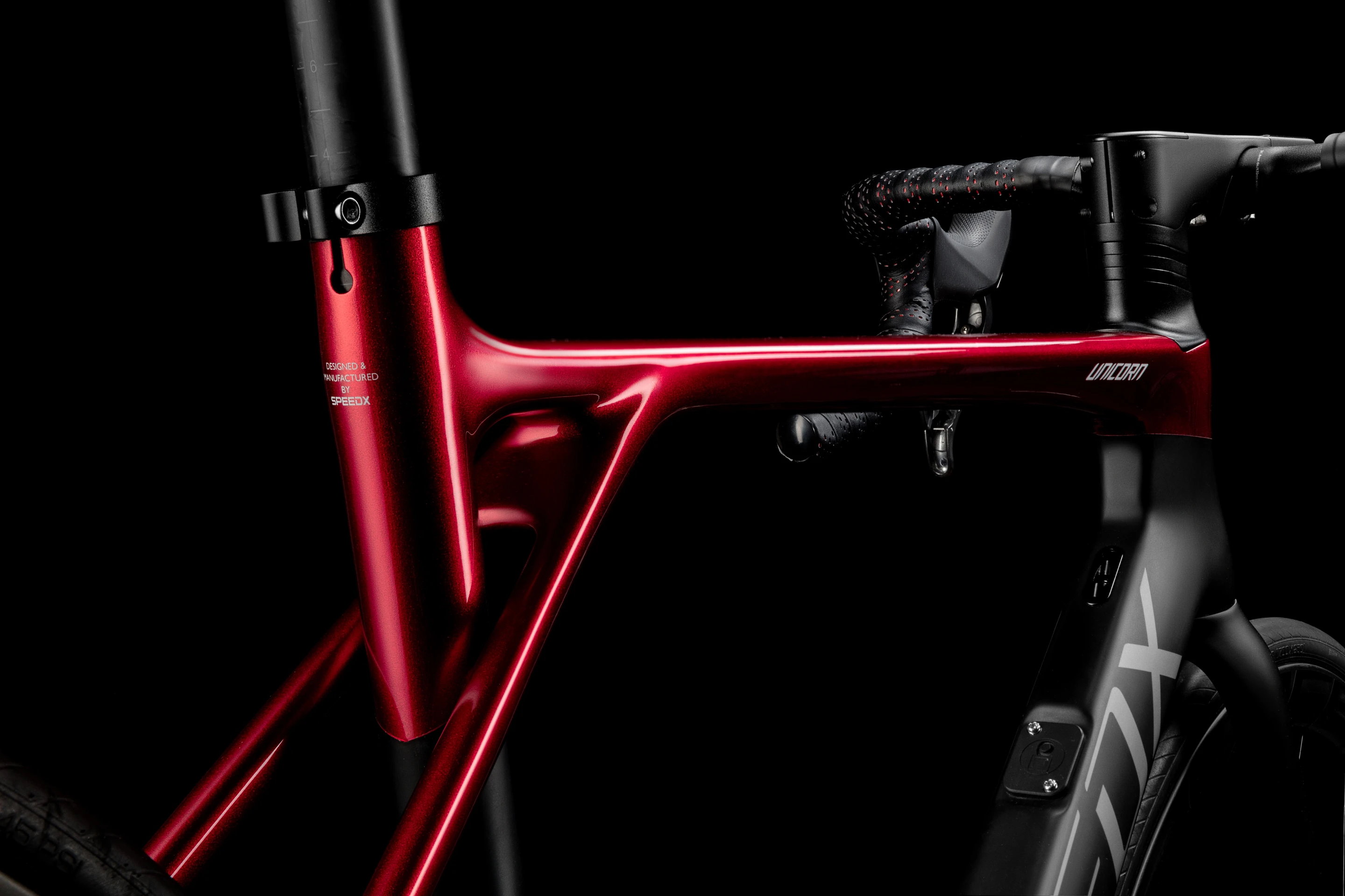 A damper in the front/bottom of the SpeedX Unicorn's seat tube allows that section to flex by 15 mm forward and backward, absorbing road vibrations