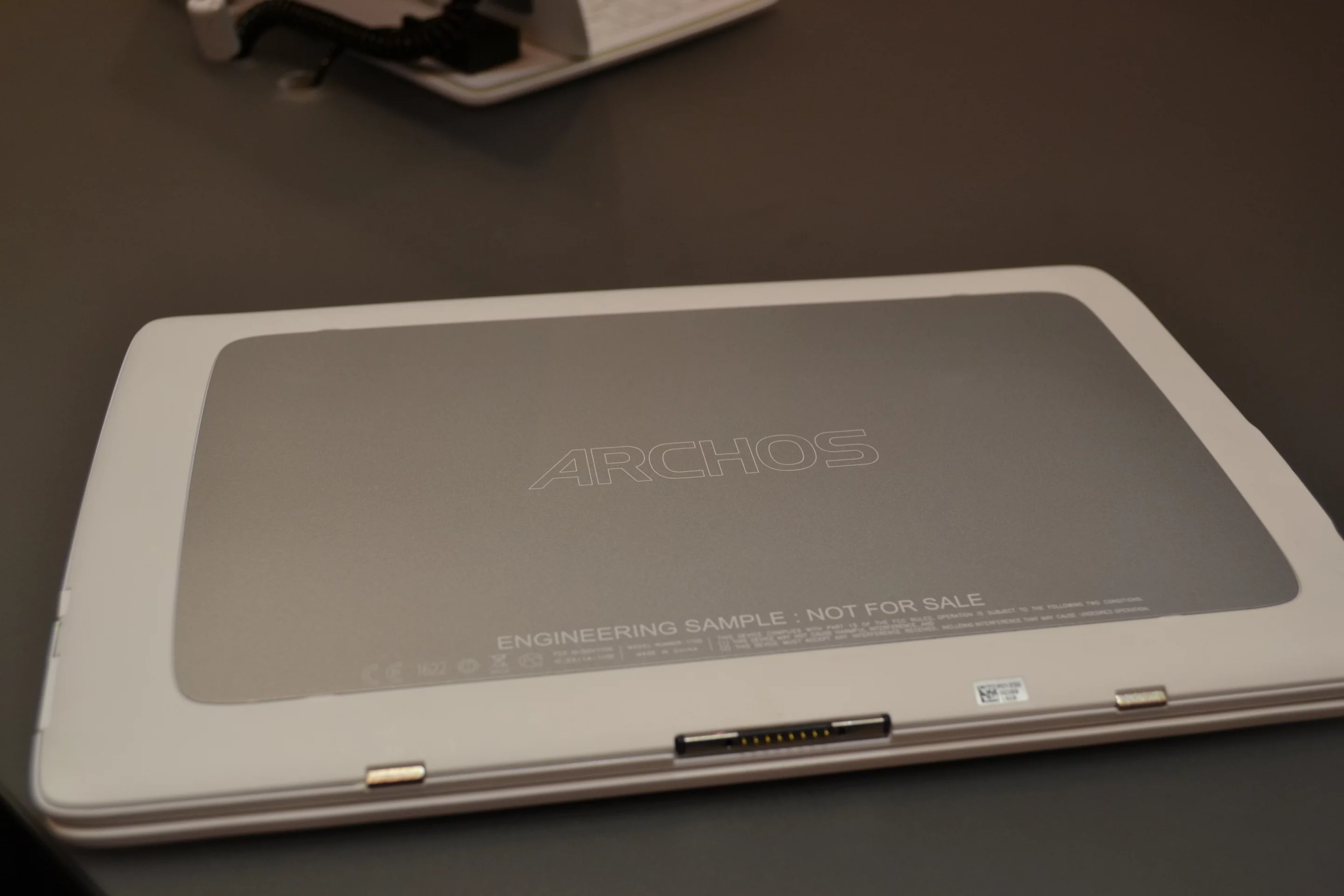 Just so onlookers are not left wondering what you're holding in your hand, the 101 XS has Archos branding both front and back