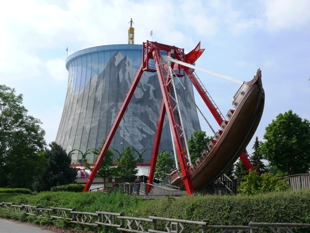 Vistitors are invited to take a guided tour to learn about the power plant (image from Wunderland Kalkar)