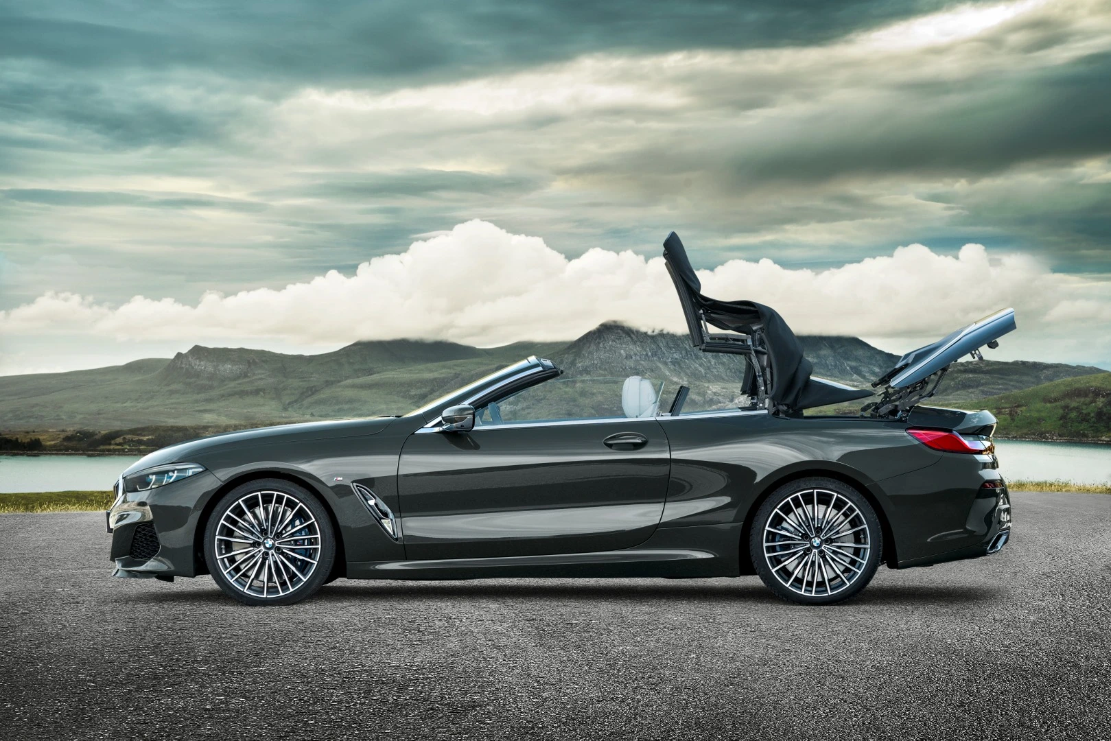 BMW 8 Series Convertible top closing sequence