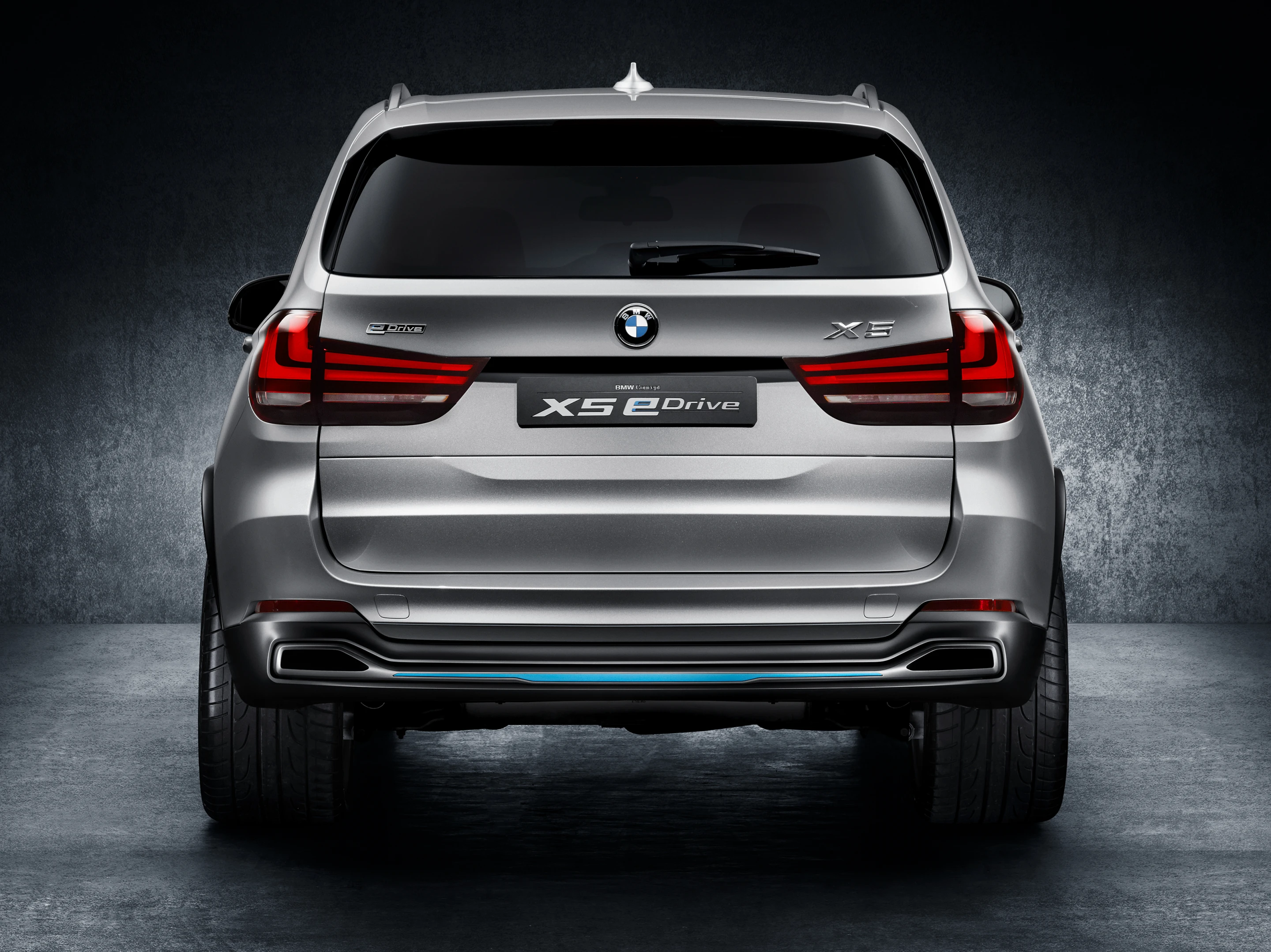 BMW says the X5 concept's trunk is large enough for two large suitcases or four 46-in (117-cm) golf bags